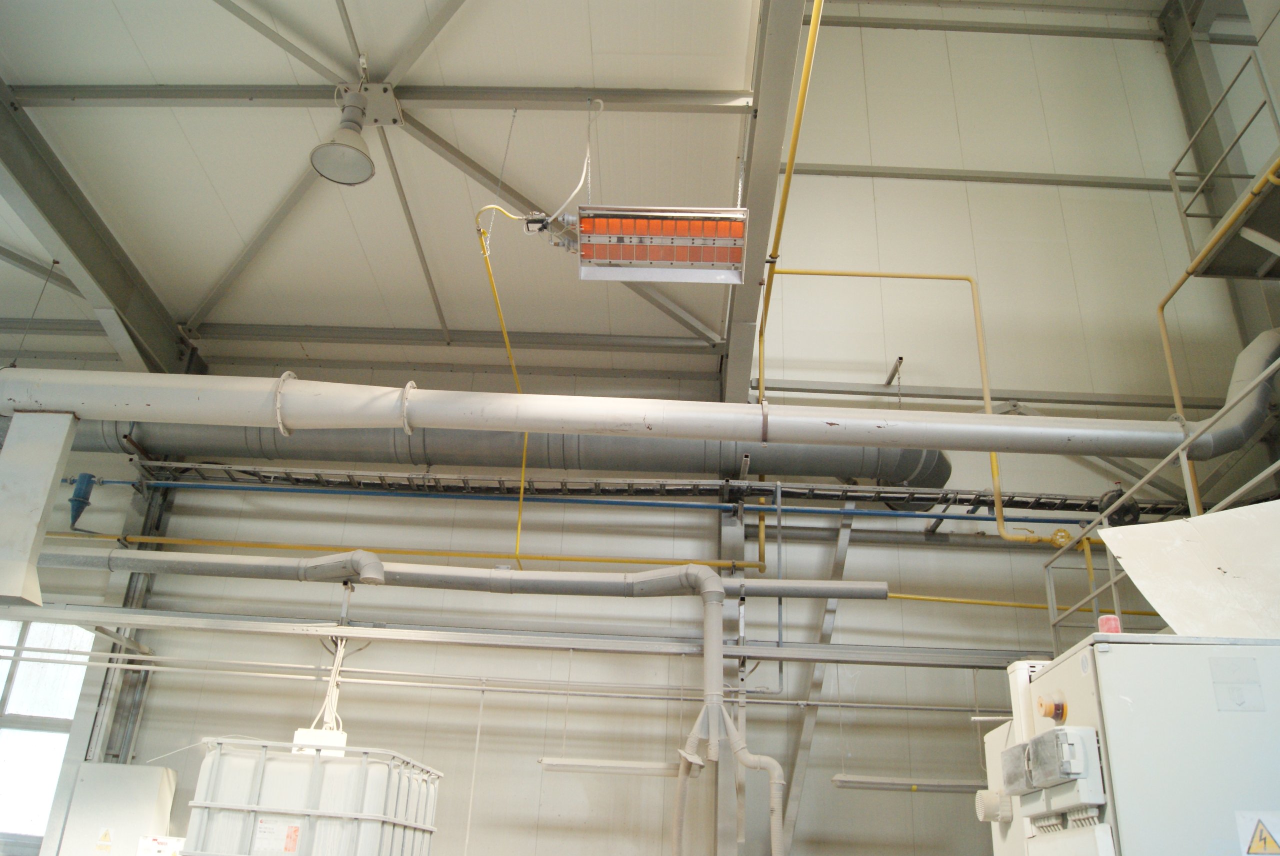 ogrzewanie hali produkcyjnej promiennikiem